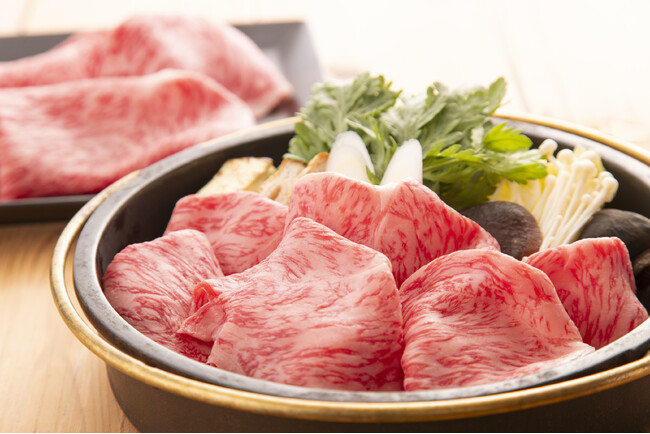 東北地方の「すき焼きのまち」で食す、「味噌風味の」すき焼き。