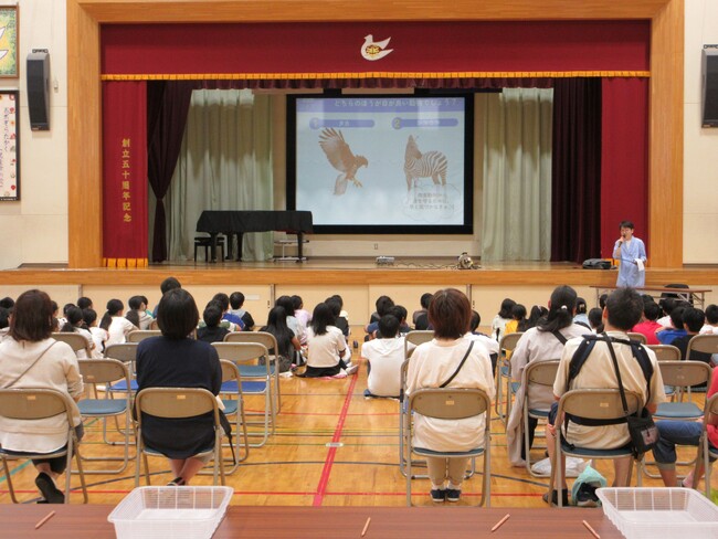 メガネのZoff「目の健康」を啓発する出張授業～埼玉県越谷市立大袋北小学校の小学6年生の約85名を対象に実施～