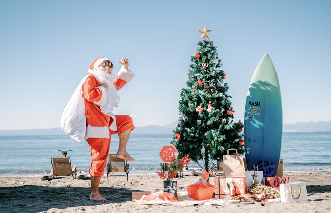 サンタがビーチでととのう-斬新なクリスマスプロモーション事例