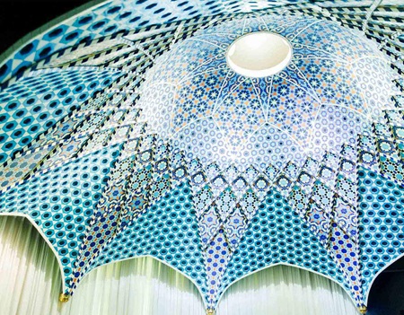 目と心を奪われる「イスラームのタイル天井」が傘に。「世界のタイル博物館」とコラボした「頭上に広がるドーム天井 幾何学模様のタイル装飾傘」がフェリシモ「YOU+MORE!」から新登場。