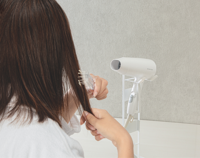 お風呂上がりをもっと快適に！ハンズフリーで乾かせるドライヤースタンドが新登場