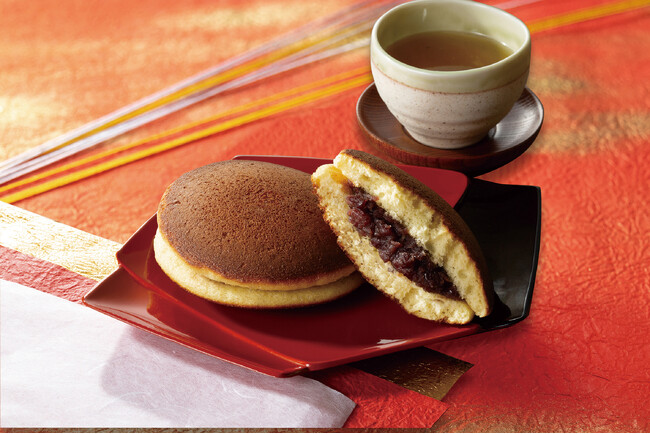 【年始の手土産にも最適】従業員のアイデアを実現！北海道十勝産小豆を使用した粒あんにふわふわもちもち生地の絶妙なバランスにこだわった“どら焼”を新発売。元日から店内でひとつひとつ丁寧に手で包んでご提供。