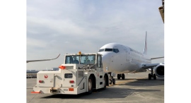 東京都とJALUX「空港などにおける燃料電池モビリティ早期実装化支援事業」に関する協定を締結 -CO2を排出しない航空機地上支援車両実装化に向けた実証実験を- 東京都とJALUX「空港などにおける燃料電池モビリティ早期実装化支援事業」に関する協定を締結 -CO2を排出しない航空機地上支援車両実装化に向けた実証実験を-