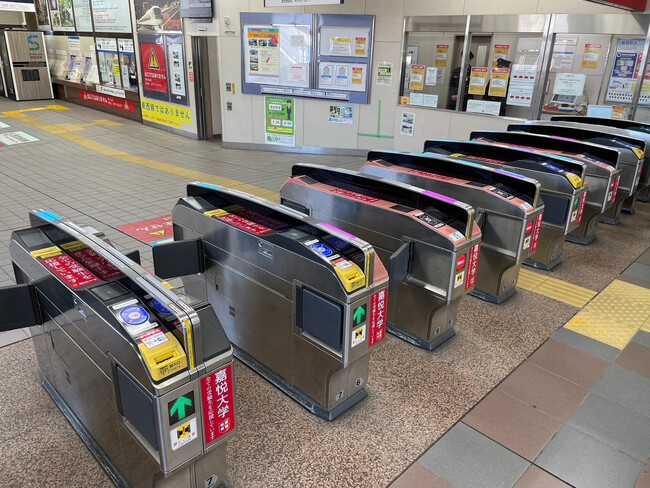 「嘉悦大学は全ての受験生を応援しています」本日から西武線沿線で受験生応援改札広告をスタート