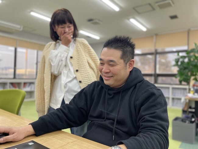 神奈川のドア製造メーカー、パーカー着用を職場で解禁しました
