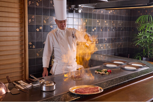 【ホテルオークラ東京ベイ】総料理長 大塚康成が目の前で焼き上げるフレンチ鉄板焼を2025年１月より提供