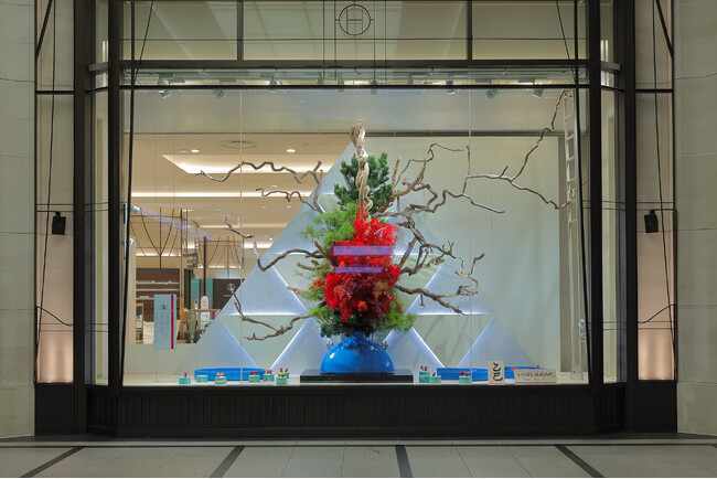 【阪急うめだ本店】巨大ウィンドー7面が迫力の大変身！12月27日(金)から“2025 迎春”へ
