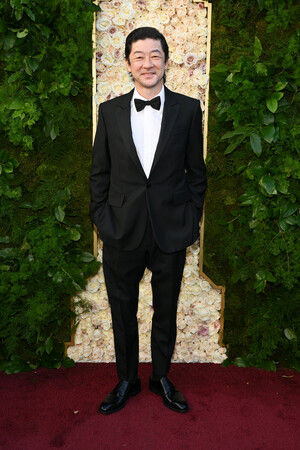 【ルイ・ヴィトン】浅野忠信、助演男優賞を受賞した第82回ゴールデングローブ賞授賞式にてルイ・ヴィトンを着用