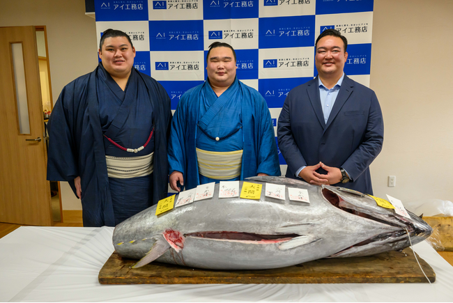 縁起物のまぐろと二所ノ関部屋特製ちゃんこで初場所への活力みなぎる！「アイ工務店presents初競りまぐろ＆ちゃんこ振る舞い会」を開催