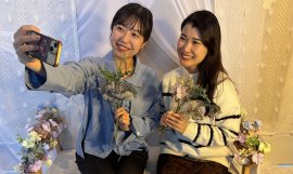 ▲ステージ演出とも連動した「花」のフォトスポットが登場 ▲ステージ演出とも連動した「花」のフォトスポットが登場