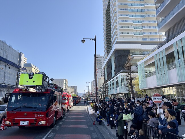 【令和７年度豊橋市消防出初式】消防ヘリも登場！市電が走る駅前大通りに消防車が整列します