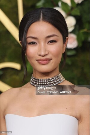 第82回ゴールデングローブ賞授賞式にアンナ・サワイがディオールを纏って登場