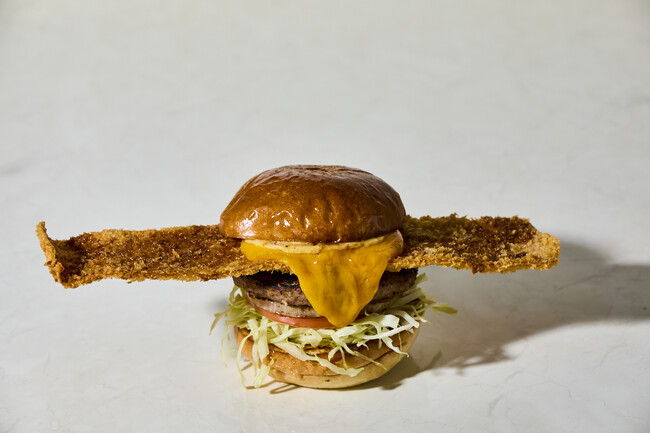 アメリカンハンバーガーショップ「J.S. BURGERS CAFE」駄菓子のビックカツをBIGサイズにした 〈ビックカツバーガー〉が新登場！  