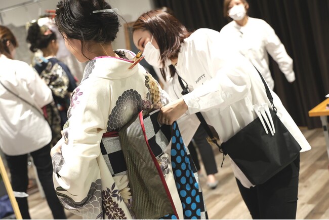 成人式当日は式開始までに《1,000名以上の二十歳の皆様》のお着付け・ヘアメイクを実施させて頂き、素敵な晴れの日をお祝いいたします。各メディアの皆様の取材も承ります。