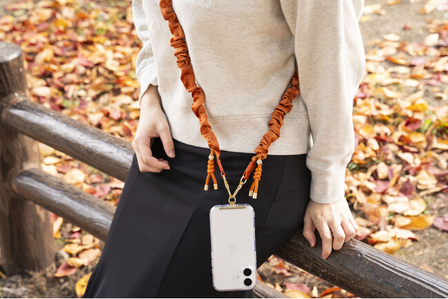 スマホに挟んでショルダーストラップを装着できる「SHOULTY MULTI STRAP＜ドロストタイプ＞」新色発売