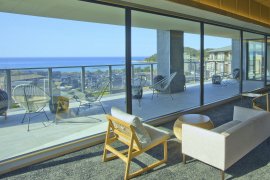 日本海と夕日ヶ浦の町並みを眺める「ラウンジテラス碧-AO-」 日本海と夕日ヶ浦の町並みを眺める「ラウンジテラス碧-AO-」