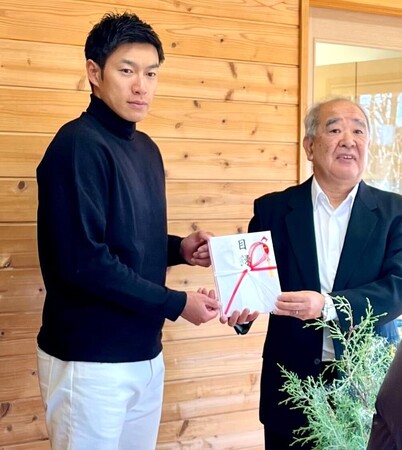 認定NPO法人SOS子どもの村JAPANは、2024年12月に福岡ソフトバンクホークス・柳田悠岐選手より７年目のご寄付を受領。7年間の累計寄付額は2,955万円となりました。