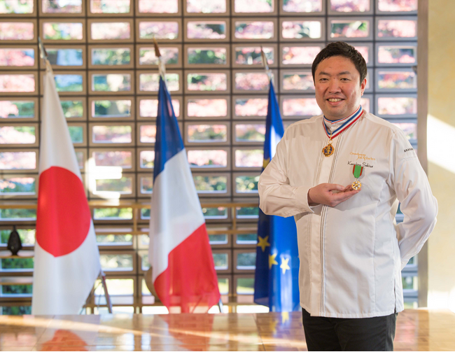 ジョエル・ロブション エグゼクティブシェフ 関谷 健一朗　『フランス農事功労章　シュヴァリエ』を受章