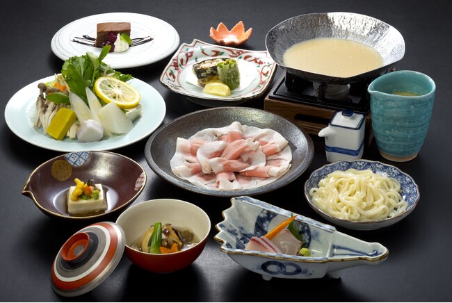 冬季限定！！「極上の冬の饗宴！『ぼたん鍋』と『会席料理』を贅沢に堪能する新プランが山荘 風の杜で登場！