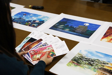 ［京都精華大学］京都精華大学キャラクターデザインコースの学生が京都信用金庫2025年卓上カレンダーにイラストを提供。原画展が同金庫の本店で開催されます。