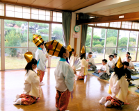 名古屋の笠寺幼児園、年長児が伝統文化を通じて地域交流を実現　高齢者施設で「おんな白虎隊」や「少年田原坂」を披露