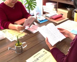 河野初江主催「自分史サロン」の様子 河野初江主催「自分史サロン」の様子