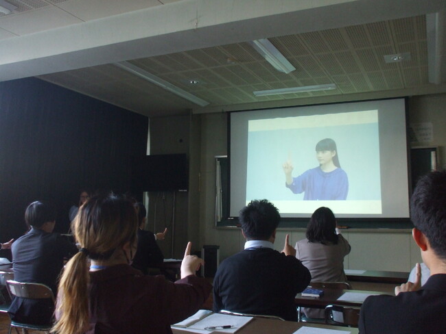 メガネのZoff「目の健康」を啓発する出張授業～東京都昭島市立共成小学校の教職員・保護者２4名を対象に実施～