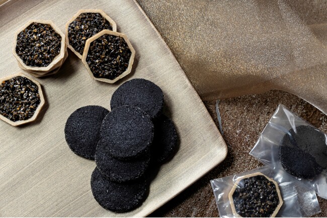 「炭」に着想を得た一口菓子、『プティフールノアール』新発売
