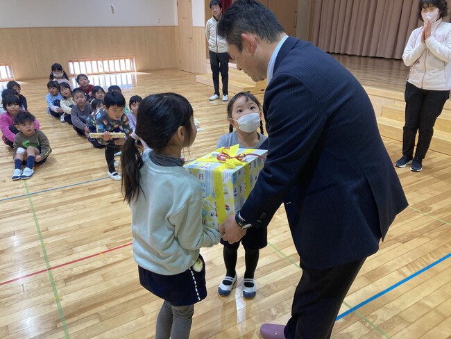 株式会社三幸工務店　地域の保育園・幼稚園へ絵本１９６冊を寄贈