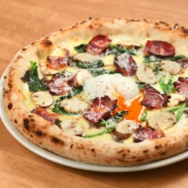 ふくしま会津牛の自家製ベーコンと半熟卵のPizza carbonara ふくしま会津牛の自家製ベーコンと半熟卵のPizza carbonara