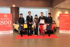 800万人目のご家族と榊原館長 800万人目のご家族と榊原館長