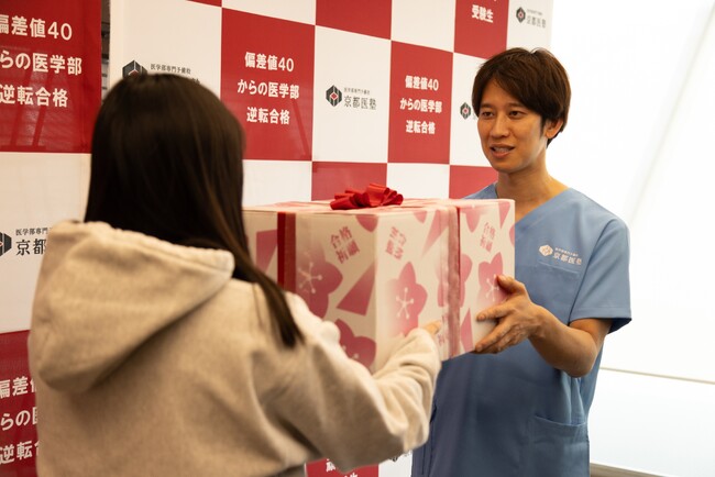 医者 兼 お笑い芸人のしゅんしゅんクリニックPさんが1/18(土)から始まる受験を直前に控えた医学部受験生へエールを贈る「医学部受験生への合格祈願応援キット」贈呈式 開催