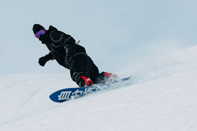 故ジェイク・バートン・カーペンターの創造性と革新のビジョンを称えた特別仕様のグラフィックBurton MINE77 スノーボード&バインディング　1月15日（水）より一般販売