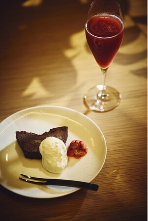 バレンタインを彩る期間限定スイーツ「テリーヌショコラ 甘酒クリーム いちごのアクセント」「ショコラショー」「フロマージュホワイトモカ」が登場。