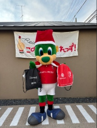 浦和レッズを25年支援するトーシンパートナーズが、社会貢献活動「このゆびとまれっず！REDS Santa」に参画、お菓子や特製ロゴ入りバッグを子ども食堂に寄贈