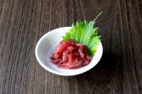 創業430余年の魚商“鮑屋”の新ブランド「魚商 小田原六左衛門」から発売し、第35回全国水産加工品総合品質審査会にて「しゅふ賞」も受賞した『梅くらげ』が、2024年12月末で累計販売5.9万本分(90g換算)を突破！！