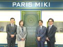 写真左より、一般社団法人ソーシャルビジネスバンク 代表理事 東 信吾様、Aimowl株式会社 代表取締役社長 髙城 いづみ様、 株式会社パリミキホールディングス 代表取締役会長 多根 幹雄、株式会社パリミキ 営業本部長 成尾 斗夢 写真左より、一般社団法人ソーシャルビジネスバンク 代表理事 東 信吾様、Aimowl株式会社 代表取締役社長 髙城 いづみ様、 株式会社パリミキホールディングス 代表取締役会長 多根 幹雄、株式会社パリミキ 営業本部長 成尾 斗夢