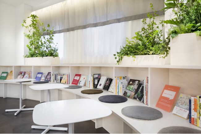 東急ステイ池袋に “次の行先”を提案するトラベルライブラリー新設　宿泊客向けラウンジ内ライブラリー&イベントをひらくがプロデュース