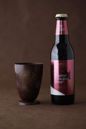 サンクトガーレン、チョコレート製グラスセットを2025年2月1日より数量限定発売。チョコビールを注いで、飲んで、最後は丸ごと食べられる