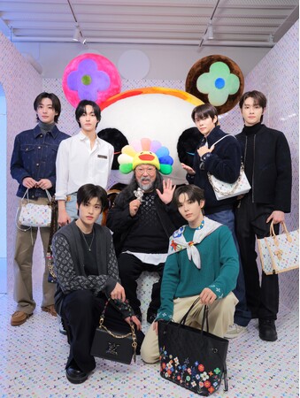 【ルイ・ヴィトン】「LOUIS VUITTON × MURAKAMI」のポップアップストアに、村上隆とRIIZEが来場