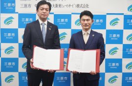 締結式の様子。(写真右より)三原市 岡田 吉弘市長、SDH 代表取締役 山田 智治 締結式の様子。(写真右より)三原市 岡田 吉弘市長、SDH 代表取締役 山田 智治