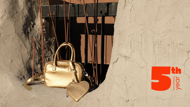 トラベルアイテムブランド「Aww」誕生5周年記念 ゴールドカラーのアニバーサリーアイテムを発売