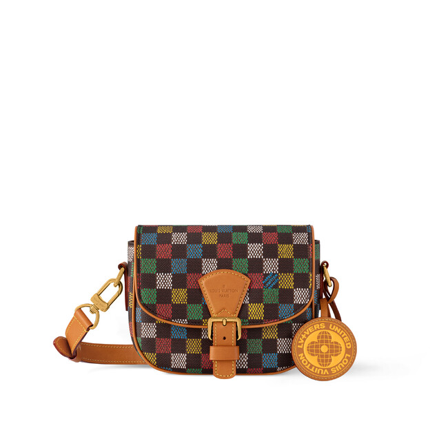 【ルイ・ヴィトン】2025春夏メンズ・コレクションより、LV バーズ・ダミエ エベヌ キャンバスで仕立てた新作レザーグッズを発売