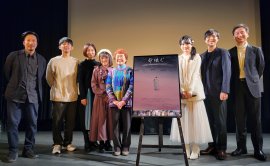 (左から) Hiroshi Fukai監督、松林慎司さん、宗清万里子さん、石川鈴菜さん、二瓶治代さん、木村ニケさん、田櫓祐二さん、松木研也さん (左から) Hiroshi Fukai監督、松林慎司さん、宗清万里子さん、石川鈴菜さん、二瓶治代さん、木村ニケさん、田櫓祐二さん、松木研也さん