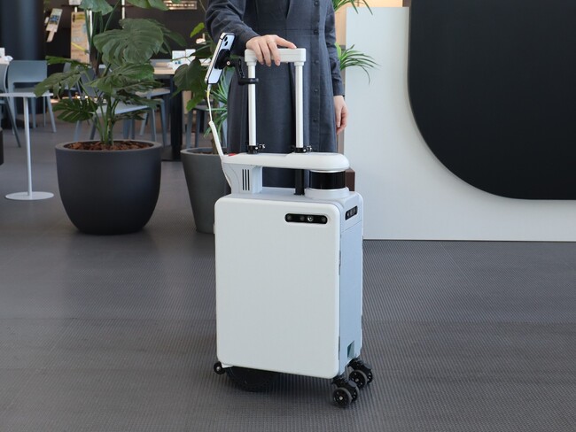 自律型ナビゲーションロボット「AIスーツケース」　デザインを一新し、新機能を搭載　大阪・関西万博で本格的に実証