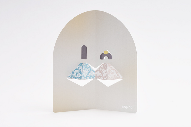 手のひらサイズのフィルム製ひな人形『popca ひな祭り』を新発売。創業80年の老舗印刷メーカーが、特殊印刷技術で金屏風のような“キラキラ感と繊細な透け感”を演出