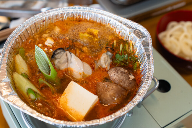 愛知県美浜町で【破格の10円牡蠣チゲ鍋】海を一望できる牡蠣小屋で「完全赤字大サービス」WOOD DESGIN PARK野間