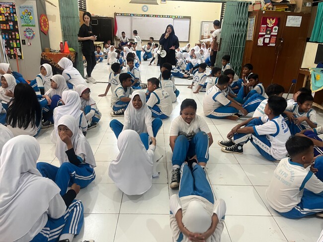 運動創造企業「株式会社リィ」が、運動不足が深刻なインドネシアにおいて3km歩くウォーキングイベントと小学生123名にスポーツテストを実施