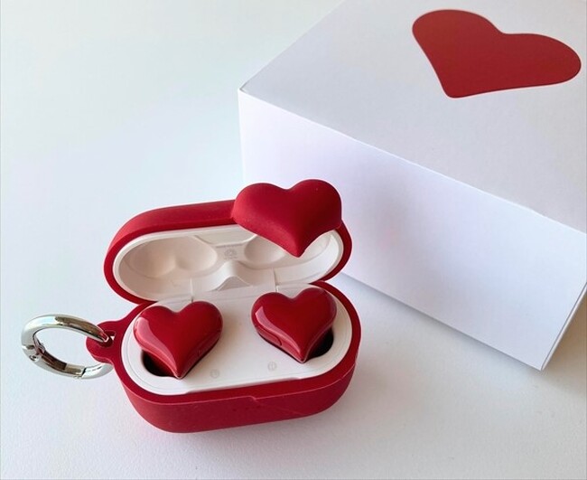 登場以来カワイイと話題集める“ハート形ワイヤレスイヤホン”「HeartBuds」に“推し活”気分上がる「真っ赤なケースカバー」付き数量限定特別バージョンをフェリシモ「オタ活部」OSYAIROが販売開始