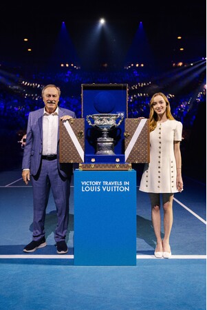 【ルイ・ヴィトン】フィービー・ディネヴァー 、2025年全豪オープンの男子決勝において、ルイ・ヴィトンを着用